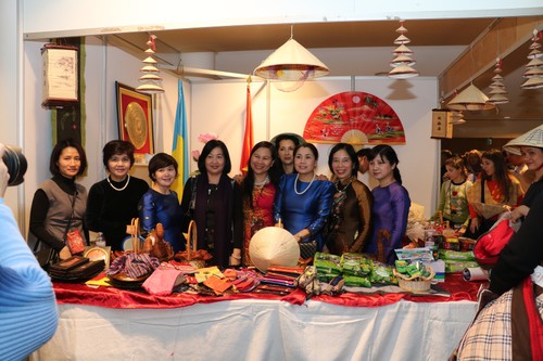 Việt Nam tham gia hội chợ từ thiện thường niên tại Ukraine  - ảnh 3